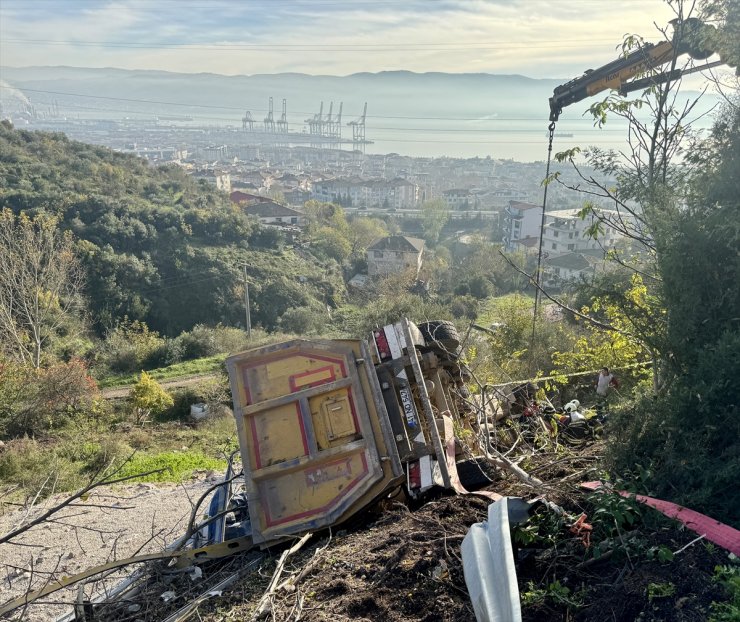 Kocaeli'de devrilen tırın altında kalan sürücü öldü, 1 kişi yaralandı