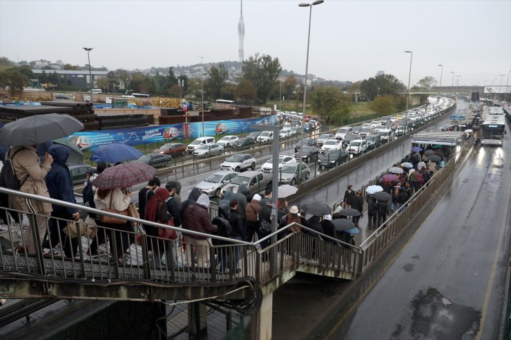 DOSYA HABER/İSTANBUL'UN ULAŞIM SORUNU- Metrobüsler megakenti taşımakta yetersiz kalıyor