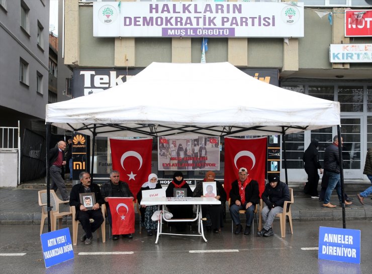 Muşlu aileler çocuklarına kavuşma ümidiyle HDP önündeki eylemini sürdürüyor