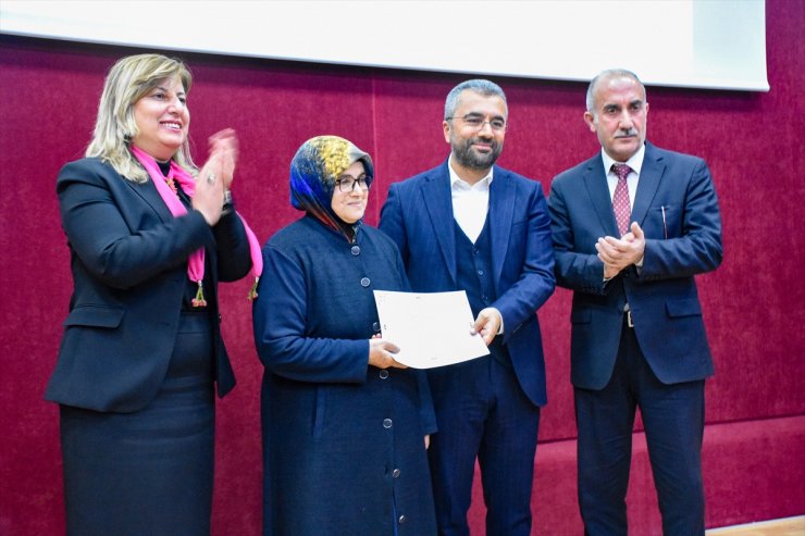 72 yaşındaki anne, belediye başkanı oğlunun elinden okuma yazma sertifikasını aldı