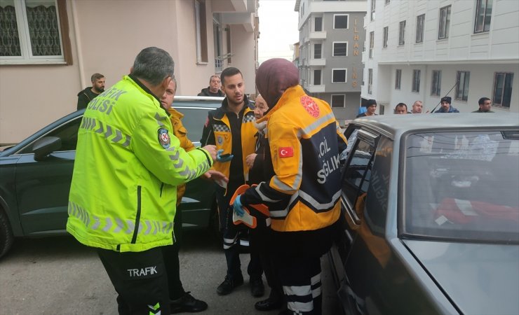 Bursa'da frenleri boşalınca park halindeki otomobile çarpan araçtaki 2 kişi yaralandı