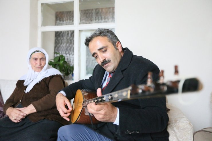 Kars'ta muhtar adayı halk ozanı ev ev gezerek sazlı sözlü oy istiyor