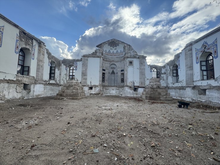 Malatya'da depremde büyük bölümü yıkılan tarihi Hacı Yusuf Taş Camisi ayağa kaldırılıyor