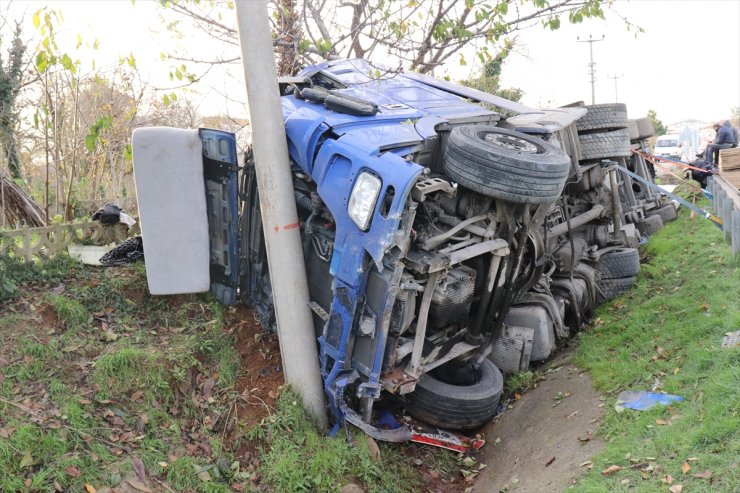 Ordu'da sunta yüklü tır sulama kanalına devrildi