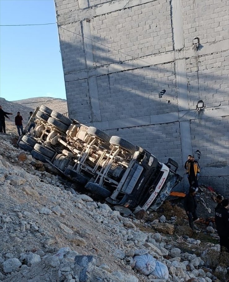 Şanlıurfa'da şarampole devrilen beton mikserinin sürücüsü yaralandı