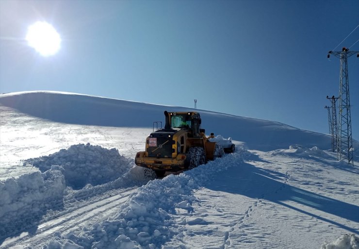 Yüksekova'da iki üs bölgesinin kardan kapanan yolu açılmaya çalışılıyor