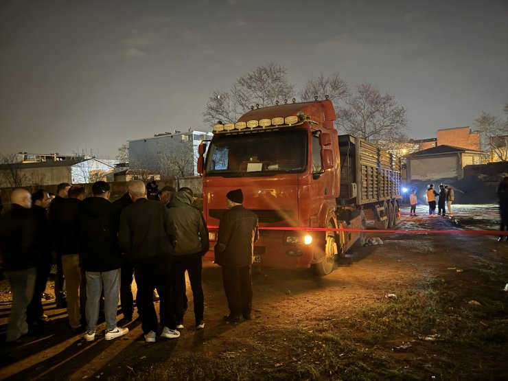 Bursa'da önüne düştüğü tırın altında kalan kadın hayatını kaybetti