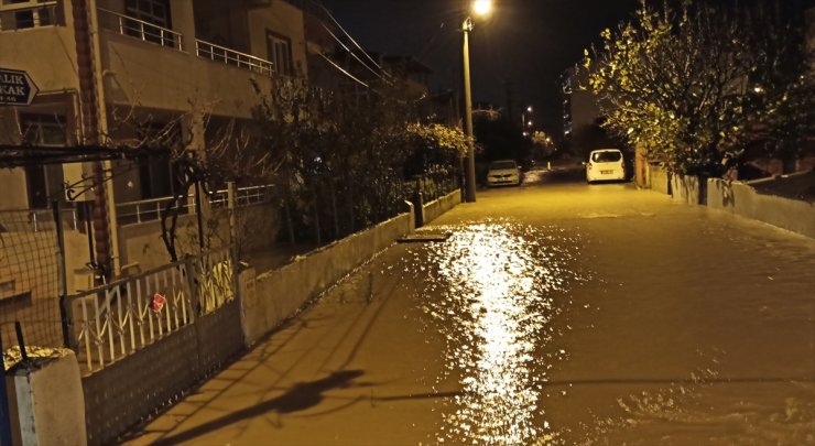 Çanakkale'de sağanak nedeniyle Çardak beldesinde bazı mahalleleri su bastı