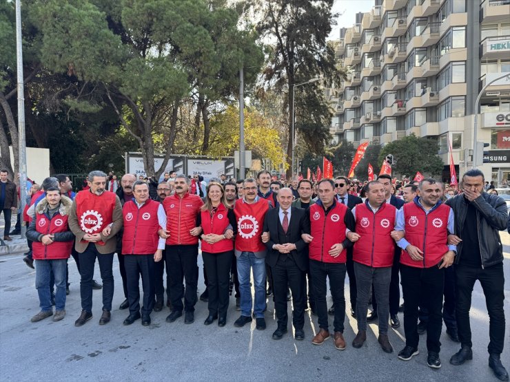 DİSK İzmir'de "Gelirde adalet vergide adalet" sloganıyla yürüyüş yaptı