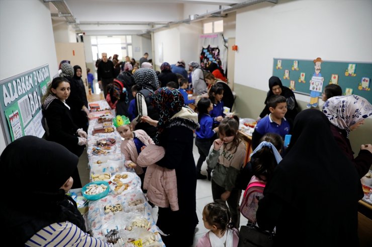 Samsun'da minik öğrenciler okul koridorunda yerli malı kapsamında tezgah açtı