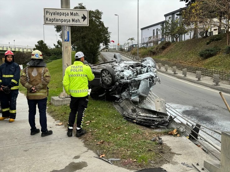 Şişli'de kaza yapan sürücü otomobilini bırakıp kaçtı