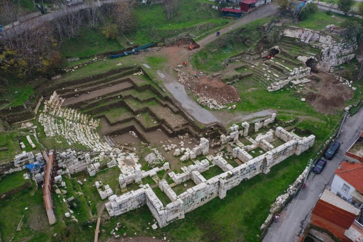 Smyrna Tiyatrosu'nun seyirci girişi ortaya çıkarıldı