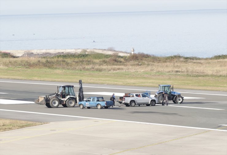 Trabzon Havalimanı'nda pist onarım çalışması yapılıyor