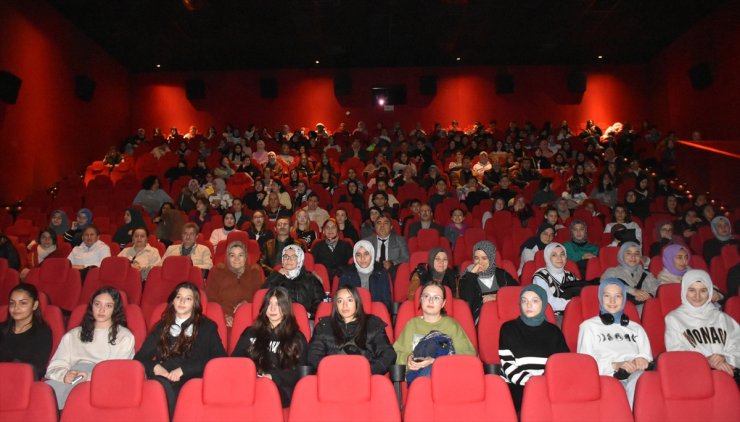 Afyonkarahisar Valisi Yiğitbaşı "Aybüke: Öğretmen Oldum Ben" filmini öğretmen ve öğrencilerle izledi