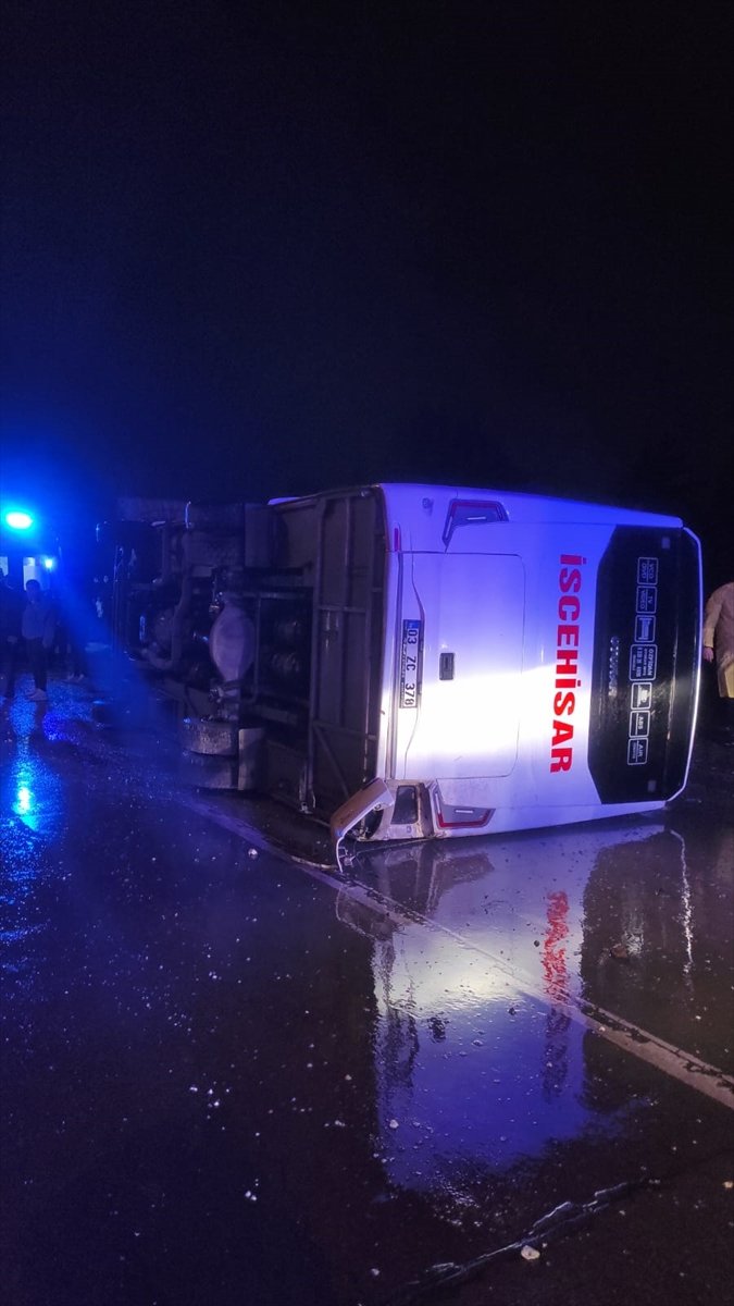 Afyonkarahisar'da midibüsün devrilmesi sonucu 14 kişi yaralandı