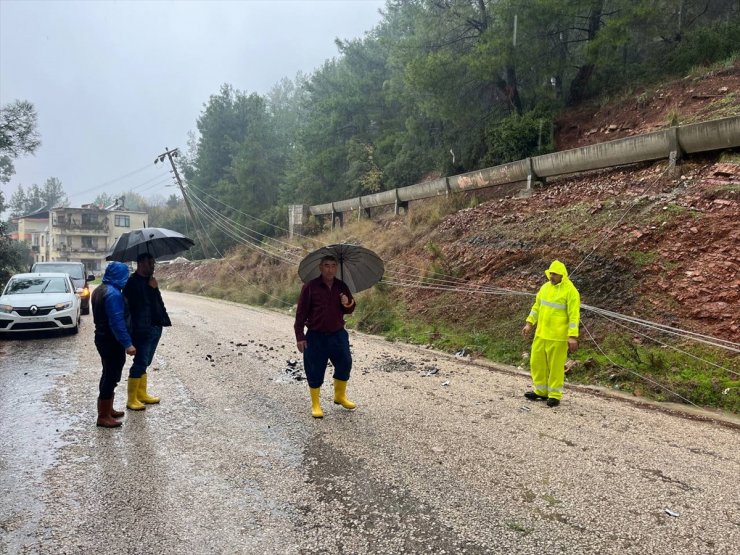 GÜNCELLEME - Antalya Kumluca'da sağanak hayatı olumsuz etkiledi