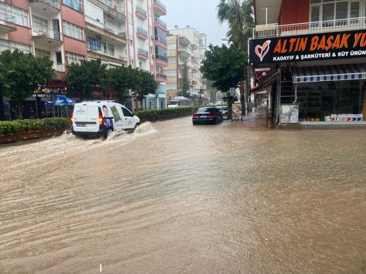 Antalya Kumluca'da sağanak hayatı olumsuz etkiledi