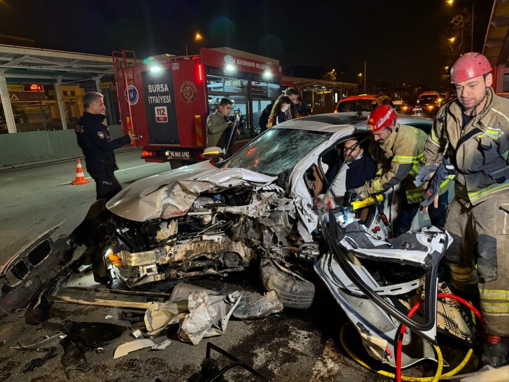 Bursa'da kaza yapan otomobilde sıkışan sürücü kurtarıldı