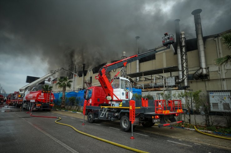 GÜNCELLEME 2 - Bursa'da tekstil fabrikasında çıkan yangın kontrol altına alındı