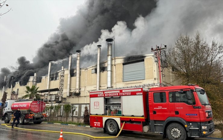 Bursa'da tekstil fabrikasında çıkan yangına müdahale ediliyor