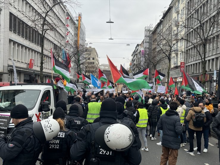 Düsseldorf'ta Filistin halkıyla dayanışma gösterisi düzenlendi