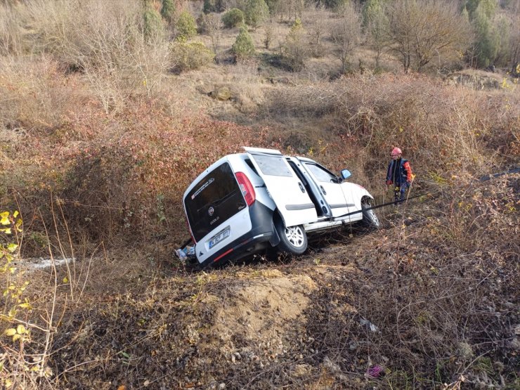 Karabük'te şarampole devrilen hafif ticari araçtaki 1 kişi öldü, 1 kişi yaralandı