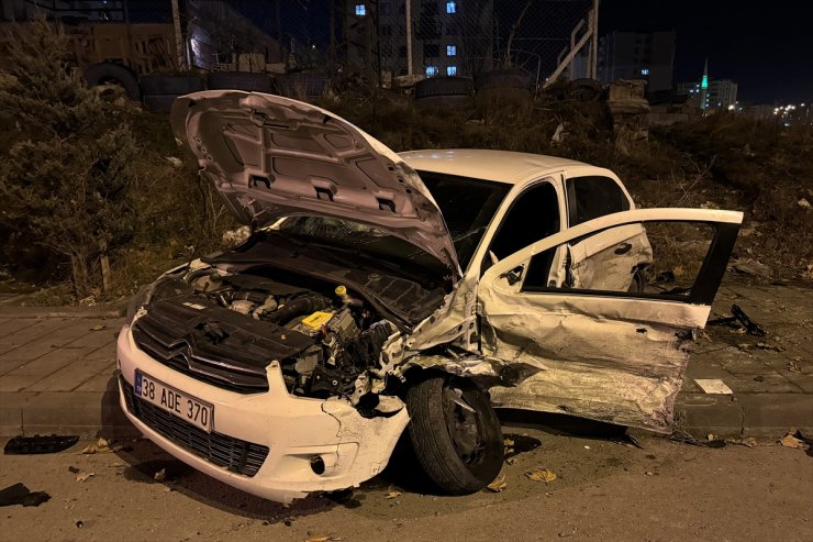 Kayseri'de iki otomobilin çarpıştığı kazada sürücüler yaralandı