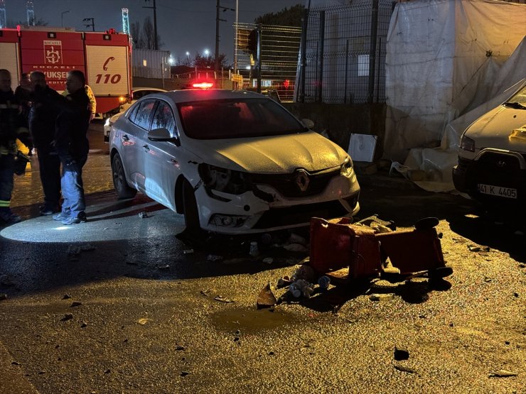 Kocaeli'de yol kenarında köfte ekmek yiyenlerin arasına tır daldı