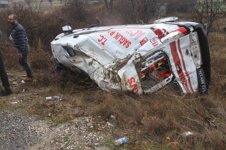 Konya'da ambulans ve kamyonetin devrildiği kazada 6 kişi yaralandı