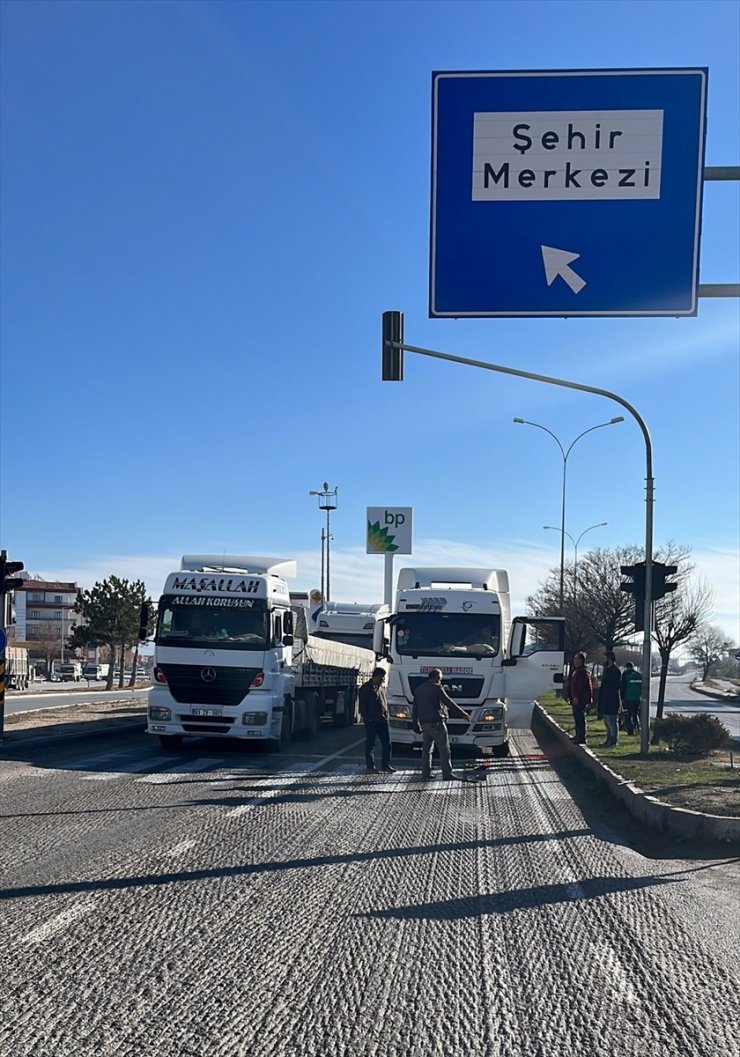 Konya'da tanker ile otomobil çarpıştı 4 kişi yaralandı