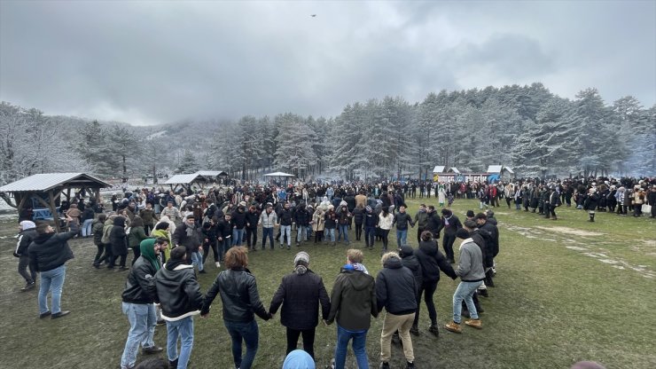 Beyaz örtüyle kaplanan Abant Gölü Milli Parkı'nda hamsi festivali düzenlendi