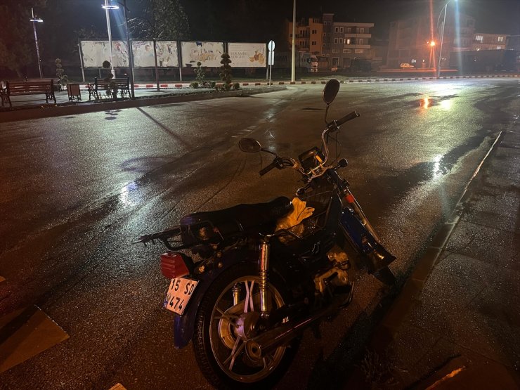 Burdur'da oğlunun iş yerine taşla saldıran kişi otomobilin çarpması sonucu yaralandı