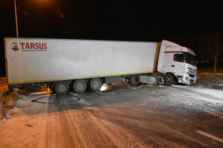 Erzurum'da tır ile cipin karıştığı kaza nedeniyle kuzey çevre yolu ulaşıma kapandı