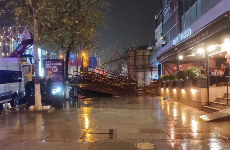 Kadıköy'de bina önündeki güvenlik paneli şiddetli rüzgardan devrildi