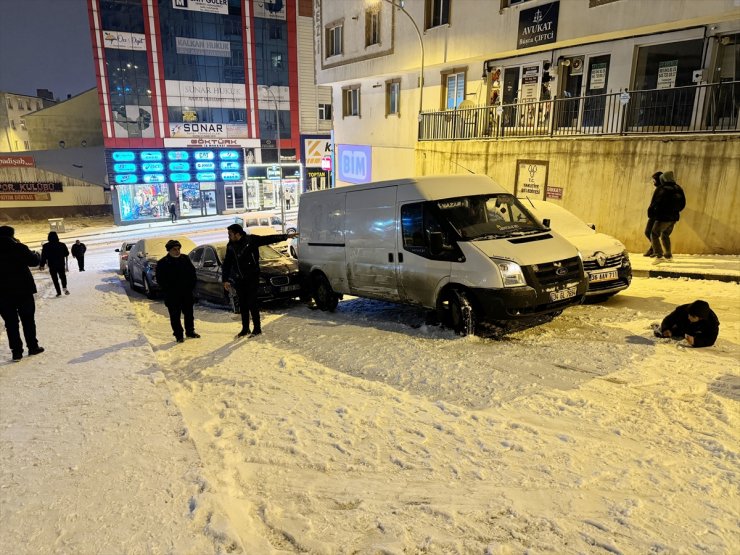 Kar yağışının etkili olduğu Erzurum'da 8 aracın karıştığı zincirleme kaza