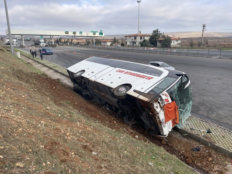 Şanlıurfa'da yolcu otobüsü tırla çarpıştı, 5 kişi yaralandı