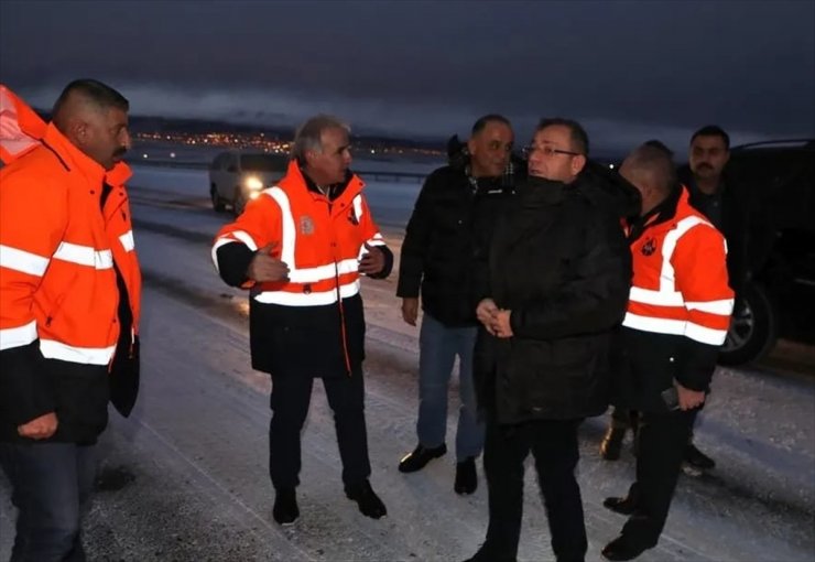 Vali Polat, tır trafiğine kapatılan Kars-Iğdır kara yolunda incelemelerde bulundu