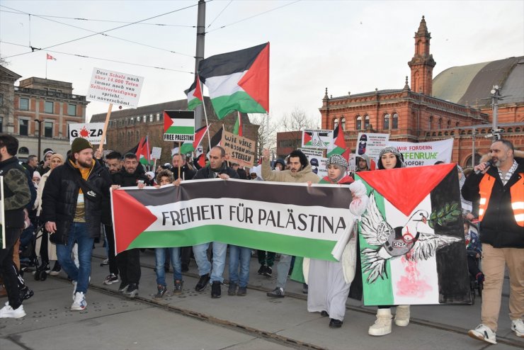 Almanya'da İsrail'in Gazze'ye yönelik saldırıları protesto edildi