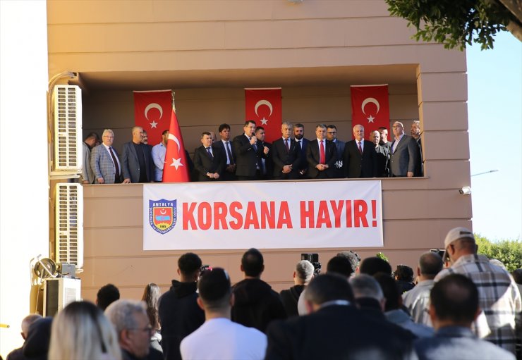 Antalya'da yaklaşık 3 bin taksici şehir turu atarak korsan taksileri protesto etti