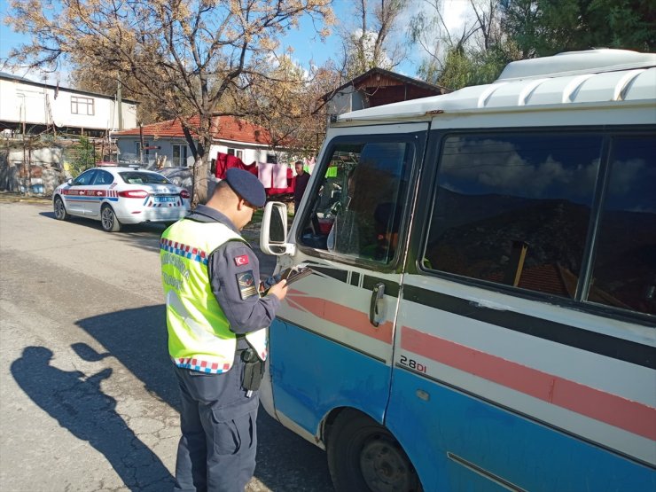 Antalya'daki trafik denetimlerinde 17 bin 845 lira ceza kesildi