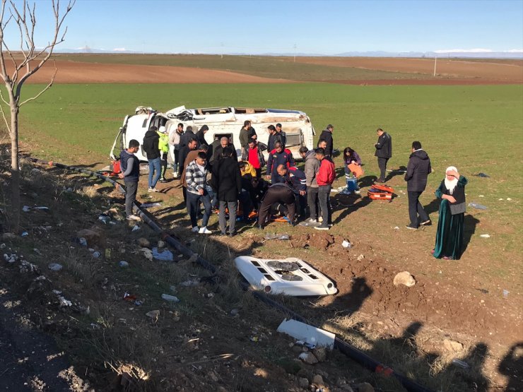 Diyarbakır'da yolcu minibüsünün devrildiği kazada 1'i ağır 15 kişi yaralandı