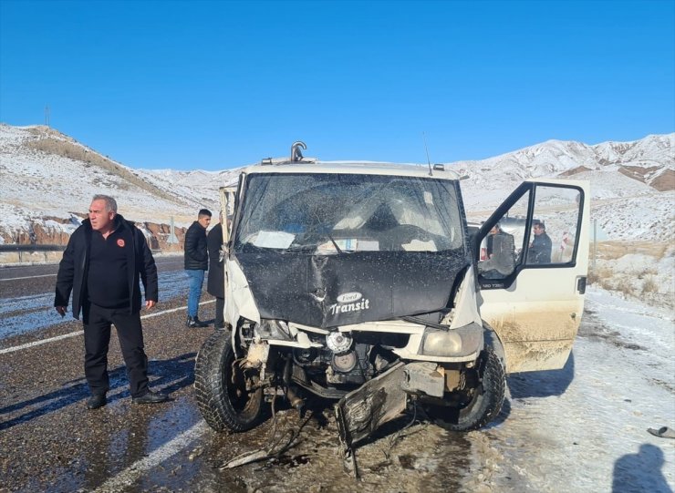 Erzurum'da hafif ticari araç ile kamyonetin çarpıştığı kazada 1 kişi öldü, 3 kişi yaralandı