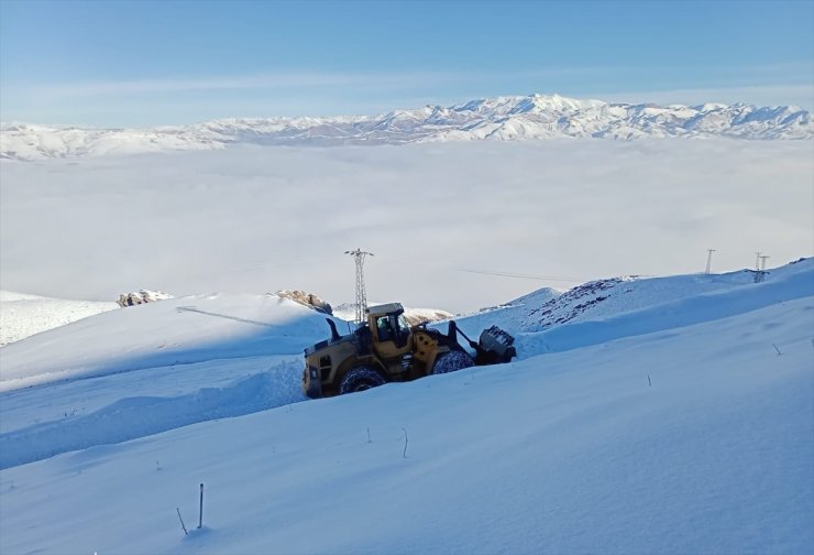 Hakkari'de ekipler üs bölgelerinin kardan kapanan yollarını açmaya çalışıyor