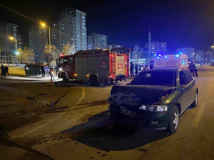 Kayseri'de minibüs ile otomobilin çarpıştığı kazada 7 kişi yaralandı