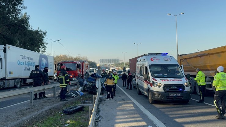 Kocaeli'de bariyere saplanan otomobildeki anne ile oğlu öldü