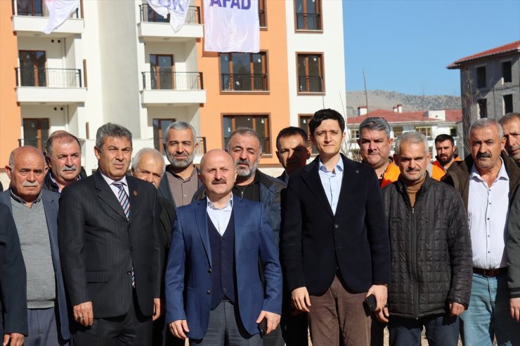 Adıyaman'daki mahalle muhtarları yapımı devam eden kalıcı konutları gezdi