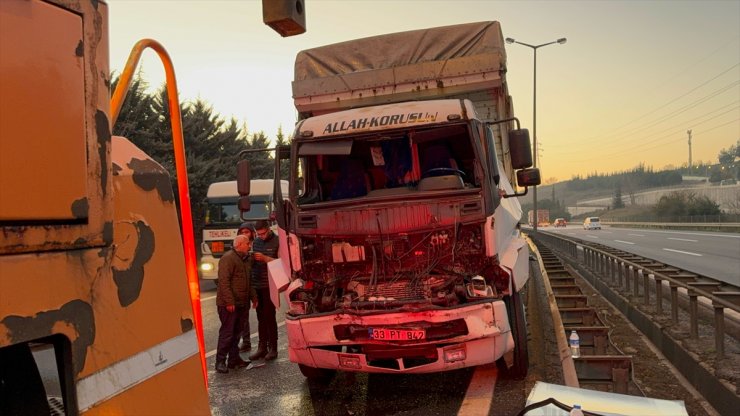 Anadolu Otoyolu'nun Kocaeli kesiminde 2 tırın karıştığı kaza ulaşımı aksattı