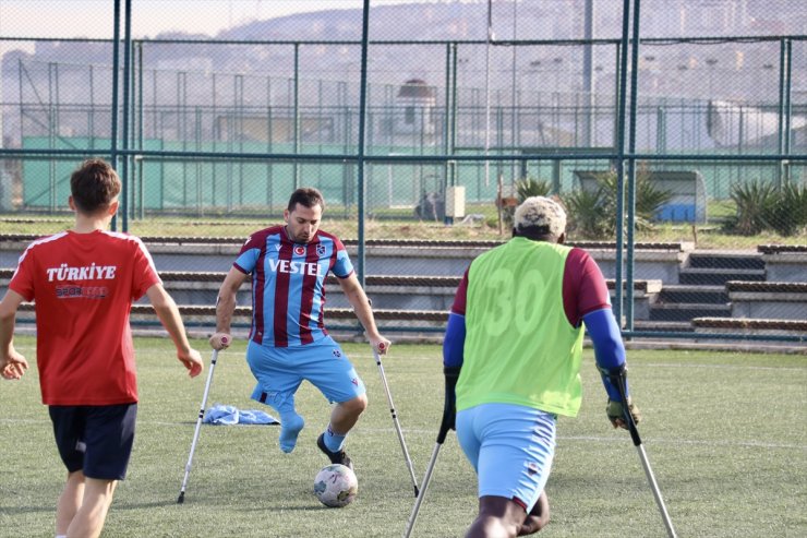 Hayalindeki "bordo mavi" formaya ampute futbol takımıyla kavuştu