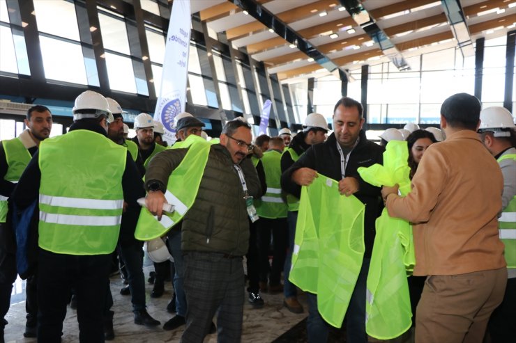 İnşaat mühendisleri baretli ve yelekli etkinlikle deprem ve kaçak yapıya dikkati çekti