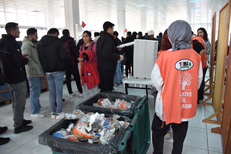 Kütahya'da üniversite öğrencileri yemekhanelerdeki atıkları ayrıştırarak geri dönüşüme katkı sağlıyor